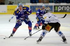 Kloten Flyers Stuermer Tommi Santala, links, gegen EV Zug Verteidiger Tim Ramholt waehrend dem Eishockey-Meisterschaftsspiel der National League A zwischen den Kloten Flyers und dem EV Zug am Freitag, 31. Oktober 2014, in der Kolping Arena in Kloten. (KEYSTONE/Patrick B. Kraemer) (Bild: PATRICK B. KRAEMER)
