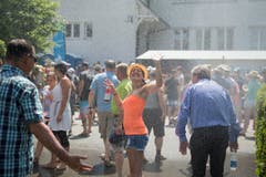 Die Veranstalter installierten zur Abkühlung eine Berieselungsanlage für die Festbesucher. (Bild: Keystone/Urs Flüeler)