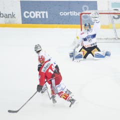 Zugs Gianluca Hauser fängt einen Schuss von Philipp Aerni. (Bild: Keystone)