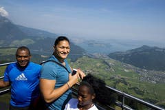 Stabhochspringerin Yarisley Silva aus Cuba, rechts mit Coach Alexandre Navas, und Kugelstösserin Valerie Adams aus Neuseeland (Mitte). (Bild: Keystone)