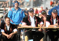 Ein Schwinger verfolgt bei den Preisrichtern die Kämpfe im 4. Gang. (Bild: Swiss-Image)