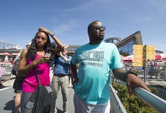 Geniessen am Montag vor der Medienkonferenz von «Leichtathletik Luzern» die Aussicht auf dem Stanserhorn: 100 Meter Hürdenläuferin Brianna Rollins aus den USA, mit Coach Lawrence Johnson. (Bild: Keystone)