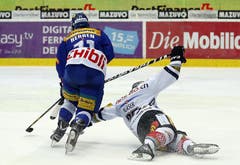 Kloten Flyers Stürmer Yannick Herren gegen den Zuger Verteidiger Yannick Blaser.