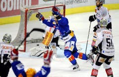Der Zürcher Andres Ambühl jubelt nach seinem Tor zum 2:0 für die Lions. (Bild: Keystone)