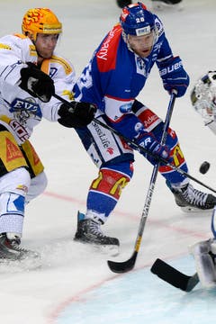 Zürichs Ryan Keller, rechts, gegen den Zuger Pierre-Marc Bouchard. (Bild: Keystone / Walter Bieri)