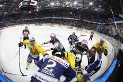 Massenschlägerei im zweiten Drittel: Mehrere Spieler geraten aneinander. (Bild: Stefan Kaiser/Neue ZZ)