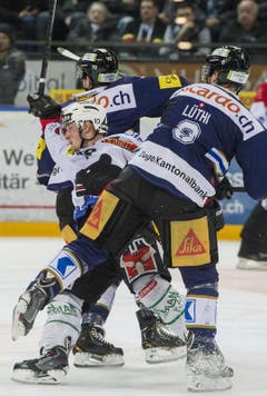Die Zuger Yannick Blaser und Simon Luethi stoppen Tristan Scherwey vom SCB. (Bild: Keystone)