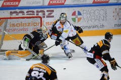 Der Zuger Josh Holden (rechts) bringt sich vor dem Tor von Luganos Goalie Elvis Merzlikins in Position. (Bild: Keystone / Davide Agosta)