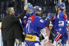 ZSC Lions Coach Bob Hartley bedankt sich bei Goalie Lukas Flüeler. (Bild: Keystone)