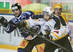 Zugs Simon Lüthi gegen Lugano-Spieler Jacob Micflikier. (Bild: Keystone)