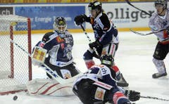 Gaetan Haas, rechts, gegen Goalie Jussi Markkanen, Samuel Erni und Andreas Furrer. (Bild: Keystone)