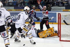 Josh Holden in der Mittescheitert an Benjamin Conz, der am Boden liegt. (Bild: Keystone)