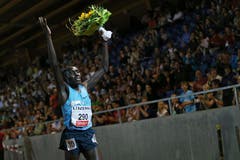 Cornelius Kangogo aus Kenia gewinnt den 3000m Lauf der Männer und lässt sich feiern. (Bild: Philipp Schmidli / Neue LZ)