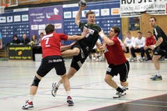Die Winterthurer Marcel Hess (links) und Jonas Steiner können den Krienser Thomas Hofstetter nicht bremsen. (Bild: Roger Zbinden/Neue LZ)