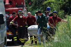 . . . ein Sarg wird bereitgestellt. (Bild: Keystone / EPA)