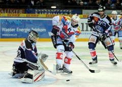 Polak Vojtech gegen Goalie Jussi Markkanen (links) und Andy Wozniewski. (Bild: Keystone)