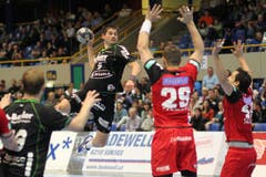 Das Halbfinal der Männer zwischen dem HC Kriens-Luzern (schwarz) und dem BSV Bern Muri (rot). (Bild: Roger Zbinden)