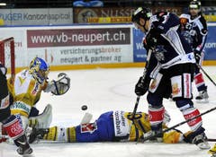 Bjoern Christen vom EVZ (rechts) scheitert an Leonardo Genoni. (Bild: Keystone/Sigi Tischler)