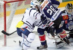 Zdenek Kutlak, links, schiesst das 0:2 fuer Ambri.