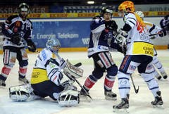 Goalie Nolan Schaefer und Maxim Noreau vom HC Ambri- Piotta wehren sich gegen die Zuger Thomas Rüfenacht (ganz links) und Sven Lindemann (Mitte). (Bild: Keystone)