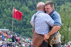 Pirmin Egli (links) gegen Michael Briker im 6. Gang. (Bild: Alexandra Wey / Keystone)
