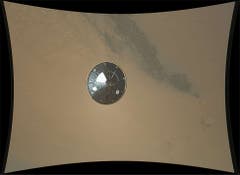 Dieses hochaufgelöste Farbbild zeigt das Hitzeschild, das bei der Landung des Mars-Rovers «Curiosity» abgeworfen werden musste, um Landekran und Rover freizugeben. Das Hitzeschild hat einen Durchmesser von ungefähr 4,5 Metern und war zum Zeitpunkt dieser Aufnahme rund 16 Meter vom Rover entfernt. (Bild: Nasa / JPL-Caltech / MSSS)