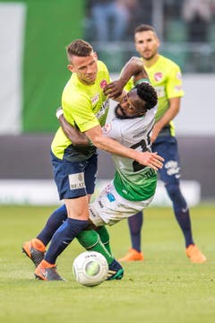 Der St.Galler Nzuzi Toko im bitteren Zweikampf gegen Stefan Glarner. (Bild: Urs Bucher)