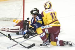 Jarkko Immonen vom EV Zug im Duell mit Tom Pyatt von Genf Servette. (Bild: Urs Flüeler / Keystone)