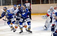 EVZ-Spieler Marc Marchon (mitte). (Bild: Werner Schelbert / Neue ZZ)