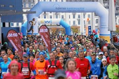 Sport trifft auf Kultur: Die Marathonstrecke fuehrt die Laeuferinnen und Laeufer am KKL vorbei und auf dem Rückweg sogar mitten durch den Luzerner Saal. (Bild: swiss-image.ch/Photo Andy Mettler)