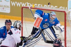 Zug-Torhüter Tobias Stephan wehrt einen Puck ab. (Bild: Keystone / Urs Flüeler)