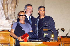 1. November 2011: Mit Schauspieler George Clooney (r.) und dem Römer Bürgermeister Walter Veltroni, anlässlich der Gesundheitskampagne «Speed can save your live». (Bild: Imago)