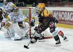 Zug-Torhüter Jussi Markkanen gegen Berns Byron Ritchie. (Bild: Keystone)