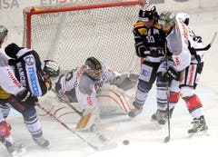 Elias Bianchi und Vialy Lakhmatov beschäftigen Zug-Torhüter Jussi Markkanen. (Bild: Keystone)