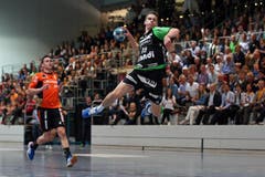 Der Krienser Peter Schramm gegen Schaffhausens Goalie Peter Kukucka. (Bild: Philipp Schmidli / Neue LZ)