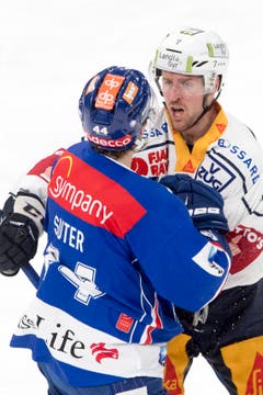 Pius Suter, links, im Gerangel mit dem Zuger David McIntyre. (Bild: Urs Flüeler/Keystone)