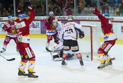 Die Langnau-Spieler Jörg Reber, Lukas Haas, Curtis Mc Lean und Tobias Bucher bejubeln das 1:0. Die Zuger Andreas Furrer, Jussi Markkanen und Samuel Erni haben das Nachsehen (von links). (Bild: Keystone)