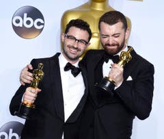 Jimmy Napes (l.) and Sam Smith freuen sich spitzbübisch. Ihr Song "Writings On The Wall" aus dem Bond-Film "Spectre" wurde als bester Filmsong ausgezeichnet. (Bild: Keystone/EPA/Paul Buck)