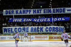 Corsin Camichel ist nach seiner Krebs-Krankheit wieder zurück auf dem Zuger Eis und wird von den Fans herzlich willkommen geheissen. (Bild: Keystone)