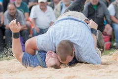 Sven Schurtenberger, rechts, gewinnt den Ersatz-Schlussgang gegen Joel Wicki, links, welcher sich in diesem Kampf schwer verletzt. (Bild: URS FLUEELER)