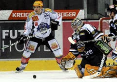Damien Brunner (links) gegen Lugano Goalie Benjamin Conz. (Bild: Keystone/Karl Mathis)