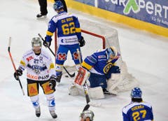 Es ist das siegbringende 4:2 für den EV Zug im Mitteldrittel: Der Zuger Josh Holden (links) freut sich darüber, dass Robbie Earl Augenblicke zuvor HCD-Goalie Leonardo Genoni mit einem Direktschuss im Powerplay zwischen den Beinen erwischt hat. (Bild: Keystone)