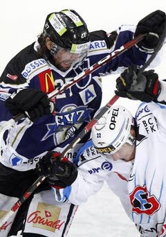 Josh Holden (links) gegen Simon Gamache. (Bild: Keystone/Urs Flüeler)