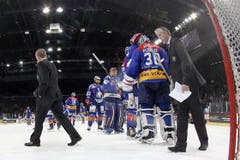 Die Spieler bedanken sich bei Torhüter Lukas Flüeler während Coach Bob Hartley (rechts) und sein Assistent Jacques Cloutier das Eis verlassen. (Bild: Keystone)
