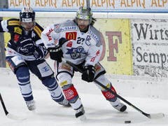 Zugs Josh Holden (rechts) gegen Ambris Eric Landry. (Bild: Keystone)