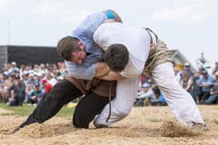 Philipp Laimbacher (links) und Marcel Bieri greifen im im 4. Gang zusammen. (Bild: Keystone / Alexandra Wey)