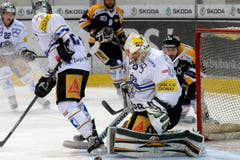 Der Zuger Goalie Michael Tobler versucht den Puck zu fangen. (Bild: Karl Mathis / Keystone)