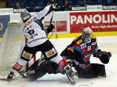 EV Zug Stürmer Fabian Luethi, links, vor dem Tor der Kloten Flyers. (Bild: Keystone)