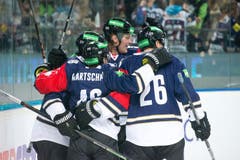 Die Zuger Josh Holden, Lino Martschini, Calle Andersson und Reto Suri (von links) feiern einen Treffer. (Bild: Dominik Wunderli / Neue LZ)