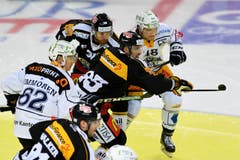 Kampf um den Puck: Luganos Maxim Lapierre (Mitte) gegen Zugs Carl Klingberg. (Bild: Samuel Golay / Keystone)